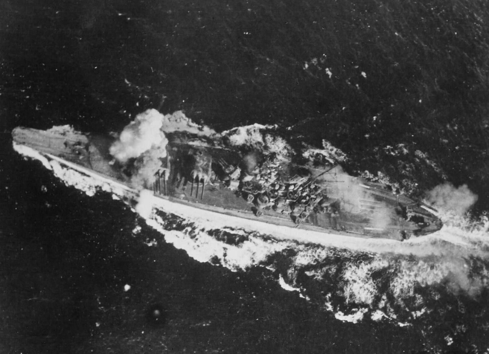 <b>TO TREFF OG VEKK MEN:</b> Under slaget ved Leytegulfen ved Filippinene i 1944 slapp den amerikanske flyveren Arthur Downing to bomber mot Yamato og traff. Telegrafisten hans tok dette bildet. Slagskipet trakk seg ut av kampene umiddelbart.