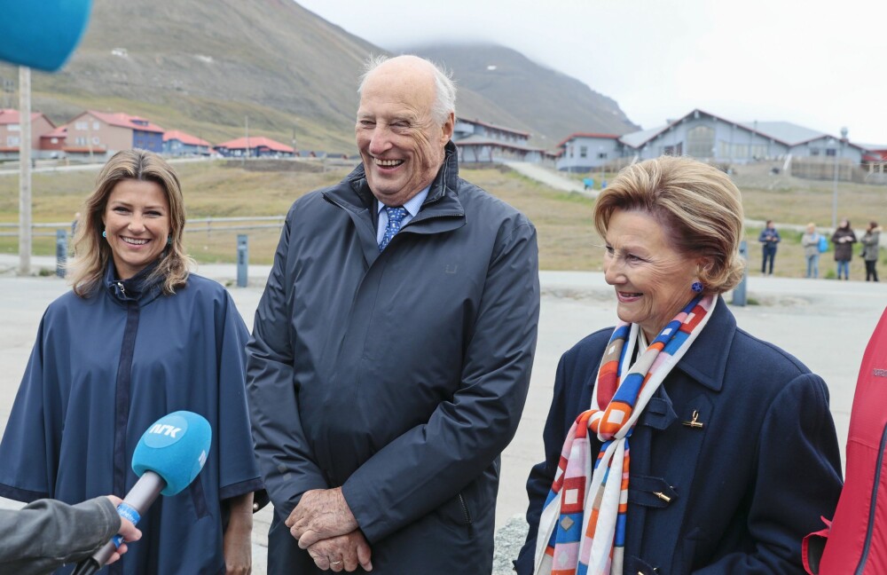 NÆRT FORHOLD: Kong Harald og dronning Sonja har alltid støttet datteren sin, selv om de ikke deler samme tro.