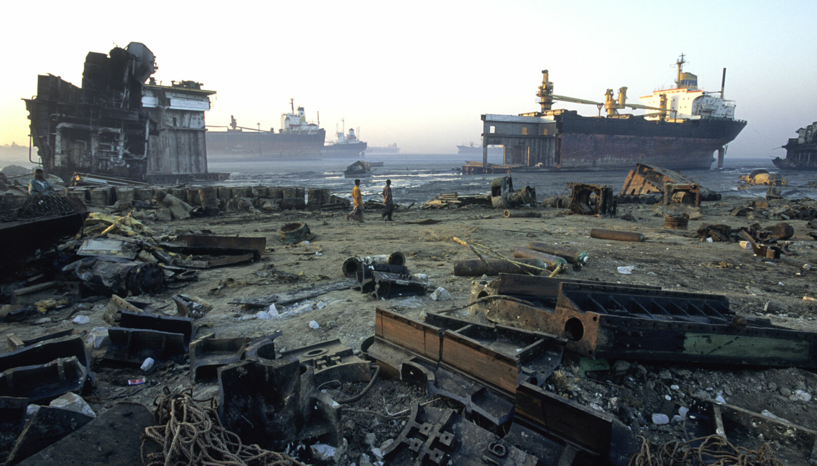 <b>I BANGLADESH:</b> Fra skipsopphoggingsstranda i Chittagong, Bangladesh, hvor skrapmetall, asbest, bly og en rekke andre rester fra opphogde skip ligger strødd på stranda.
