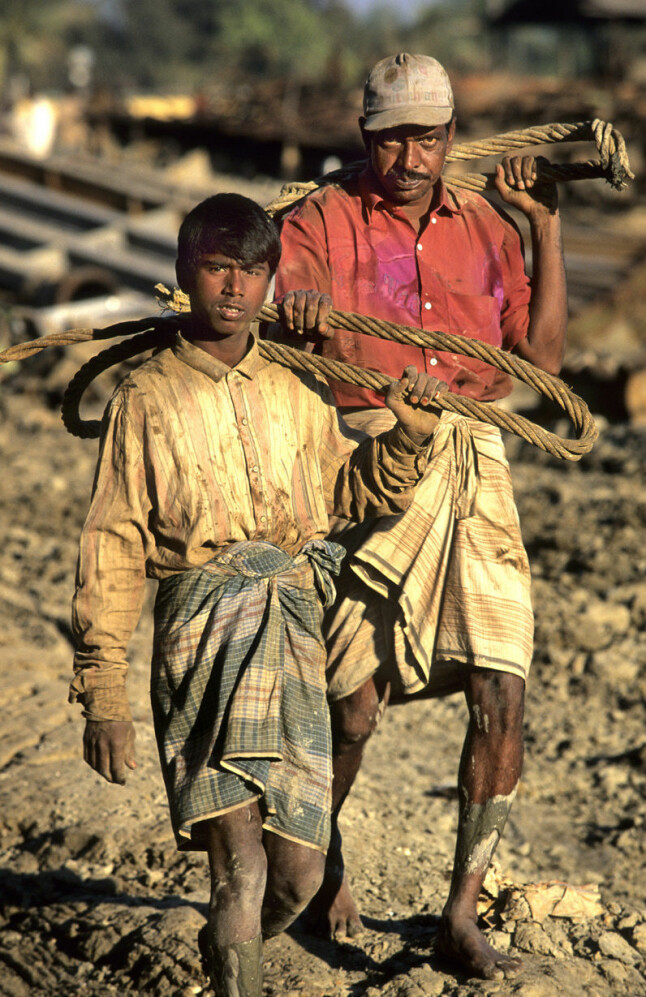 <b>BARNEARBEID:</b> Millioner av barn er engasjert i barnearbeid i India, mange av dem i jobber som karakteriseres som farlige. Verftene i Alang hevder at det ikke er barnearbeidere der. Dette bildet er imidlertid tatt på en skips­opphoggings­strand i Bangladesh.