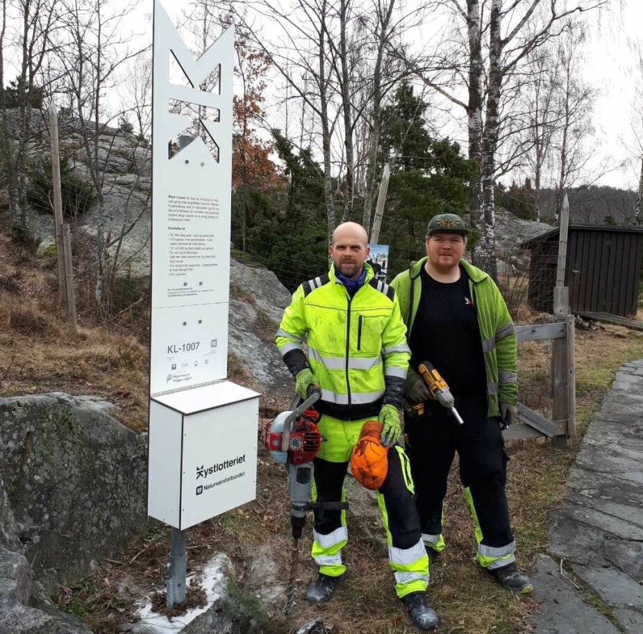 SELVHJELP: I løpet
av sommeren skal Kystplanken, som denne, settes ut i
20 småbåthavner
rundt omkring i
Kyst-Norge. SELVHJELP: I løpet
av sommeren skal Kystplanken, som denne, settes ut i
20 småbåthavner
rundt omkring i
Kyst-Norge.