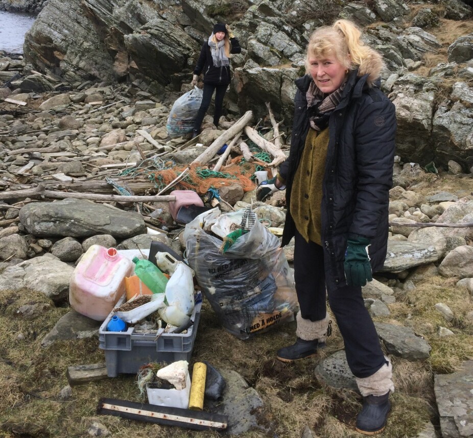 På dugnad. Liv Steinsvåg er oppgitt over hvor mye søppel som finnes i naturen. Her på ryddedugnad i skjærgården utenfor Mandal. På dugnad. Liv Steinsvåg er oppgitt over hvor mye søppel som finnes i naturen. Her på ryddedugnad i skjærgården utenfor Mandal.