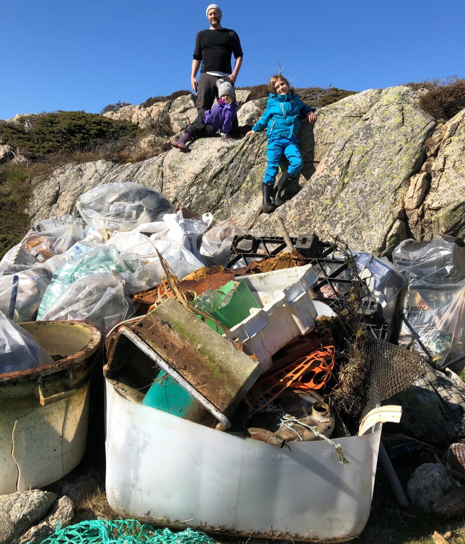 BARNA DELTAR: Rådmund Steinsvåg og barna Ronja og Tala er med på ryddedugnad på Sæsøy utenfor Mandal, der de finner masse skrot.