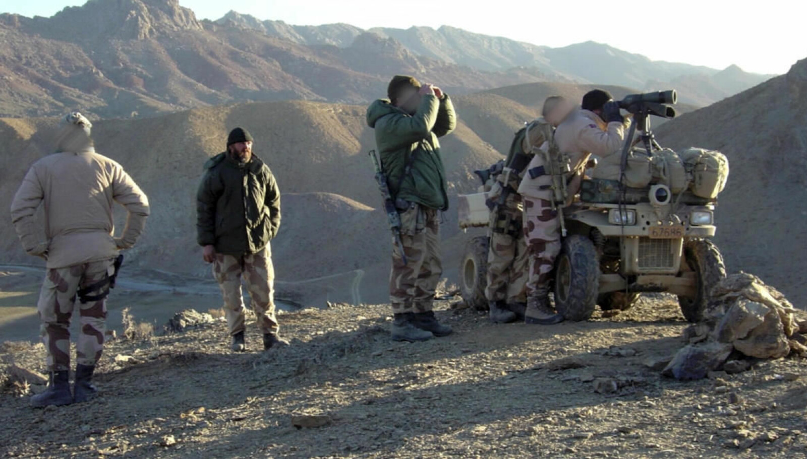 <b>BAKHOLD?:</b> Marinejegerne studerer terrenget inngående etter mulige bakhold langs veien nord i Helmand-provinsen høsten 2005.