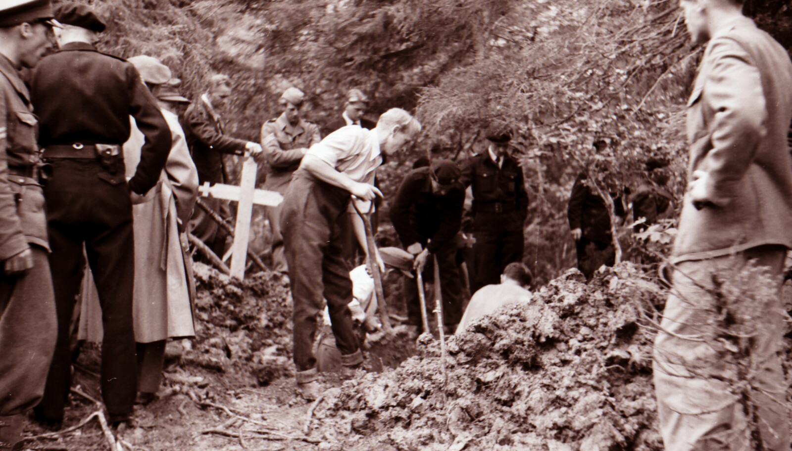 <b>ÅPNET GRAVENE: </b>Da krigen var over åpnet man de gravene man fant igjen i Falstadskogen, over 200 menn ble henrettet her.