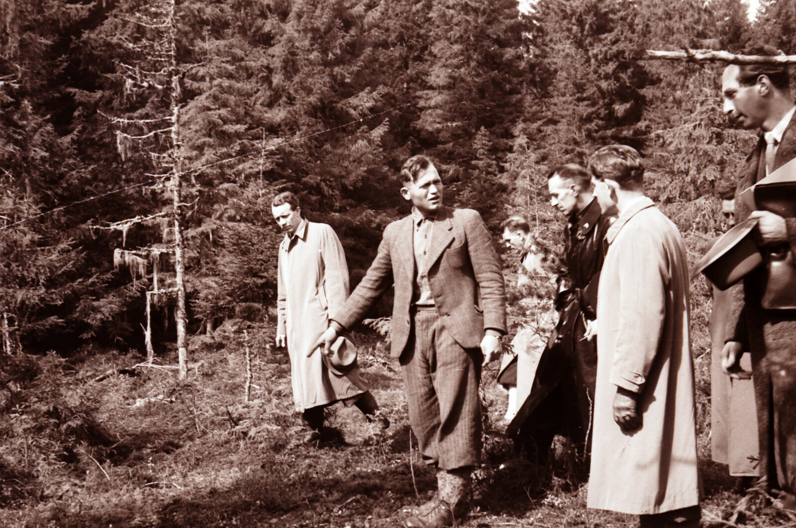 <b>PÅVISTE GRAVENE:</b> Ljuban Vukovic (i midten) ble tvunget til å grave gravene til sine venner, her helper han til med å påvise hvor gravene var. 