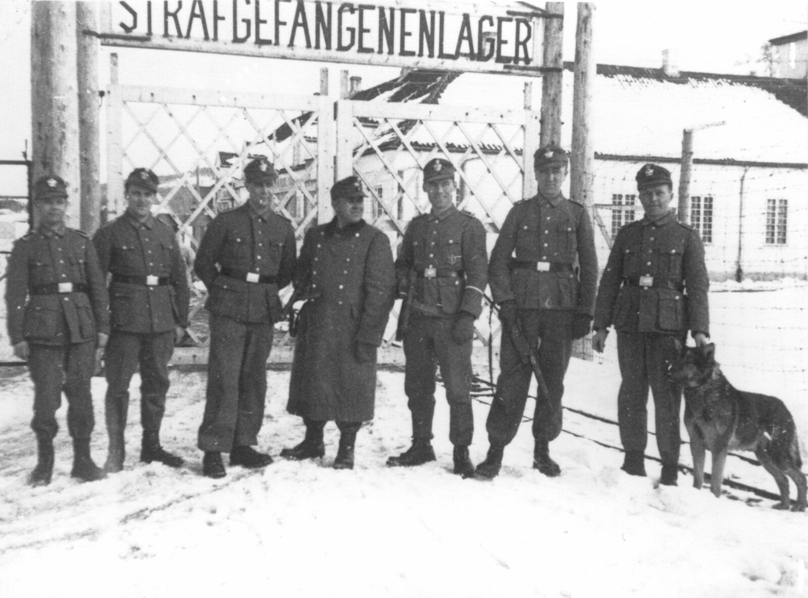 <b>HENRETTET FANGER:</b> Tysk personell foran hovedporten på Falstad fangeleir.