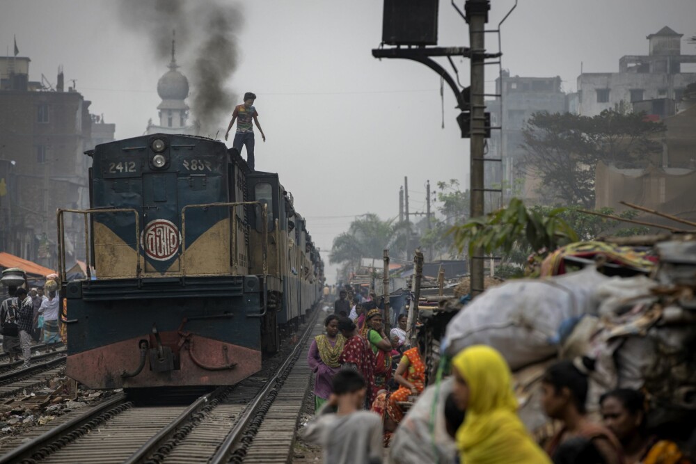<b>TOGCOWBOY:</b> En ung gutt rir på et tog som feier gjennom slummen i Dhaka. Årlig dør flere titalls mennesker av å falle ned fra taket på tog i fart.
