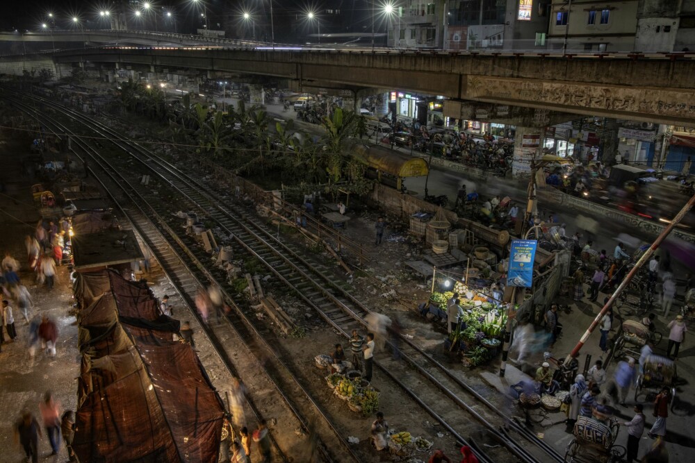 <b>KAOS:</b> Ved fiskemarkedet i Dhaka syder det av liv om kvelden. Det virrer av folk i skinnegangen, mens biler, sykler og mopeder ruller i stri strøm over togovergangen. Når togene da kommer dundrende i 50 km/t, skal alt og alle ut av skinne­gangen. Det går ikke alltid som det skal.