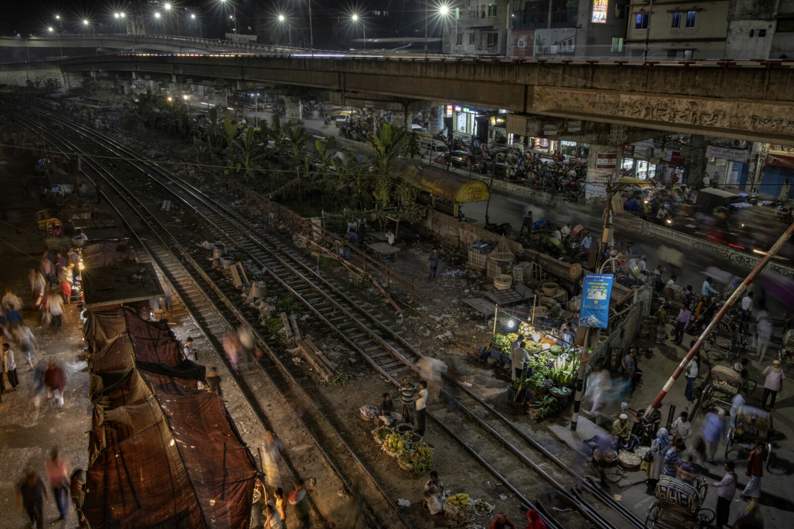 <b>KAOS:</b> Ved fiskemarkedet i Dhaka syder det av liv om kvelden. Det virrer av folk i skinnegangen, mens biler, sykler og mopeder ruller i stri strøm over togovergangen. Når togene da kommer dundrende i 50 km/t, skal alt og alle ut av skinnegangen. Det går ikke alltid som det skal.
