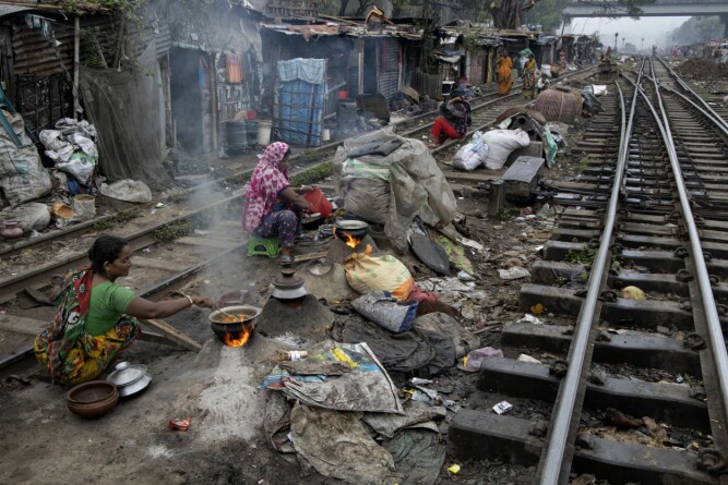 <b>LITE PLASS:</b> Overbefolkning og fattigdom gir ikke så mange alternativer. Derfor velger mange å bosette seg på Bangla­desh Railways eiendom like inntil togskinnene. Som denne familien. Her er mor i gang med å koke mat mens tog raser forbi.