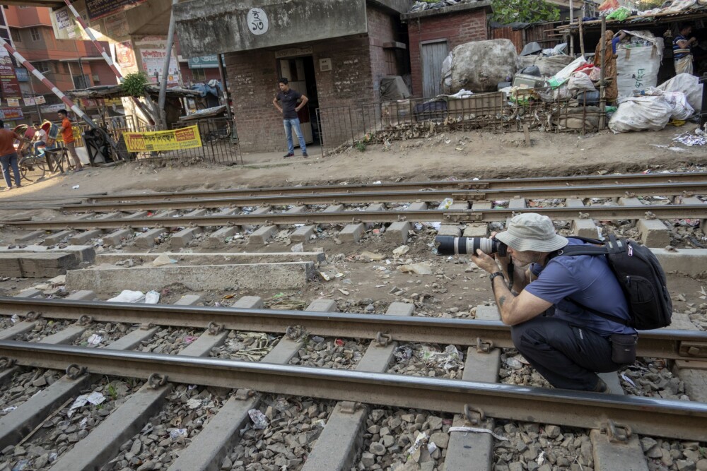 <b>PÅ JOBB: </b>Vi Menns Johnny Haglund har besøkt slummen i Dhaka i Bangladesh. Her lever og bor folk bokstavelig talt på togskinnene.