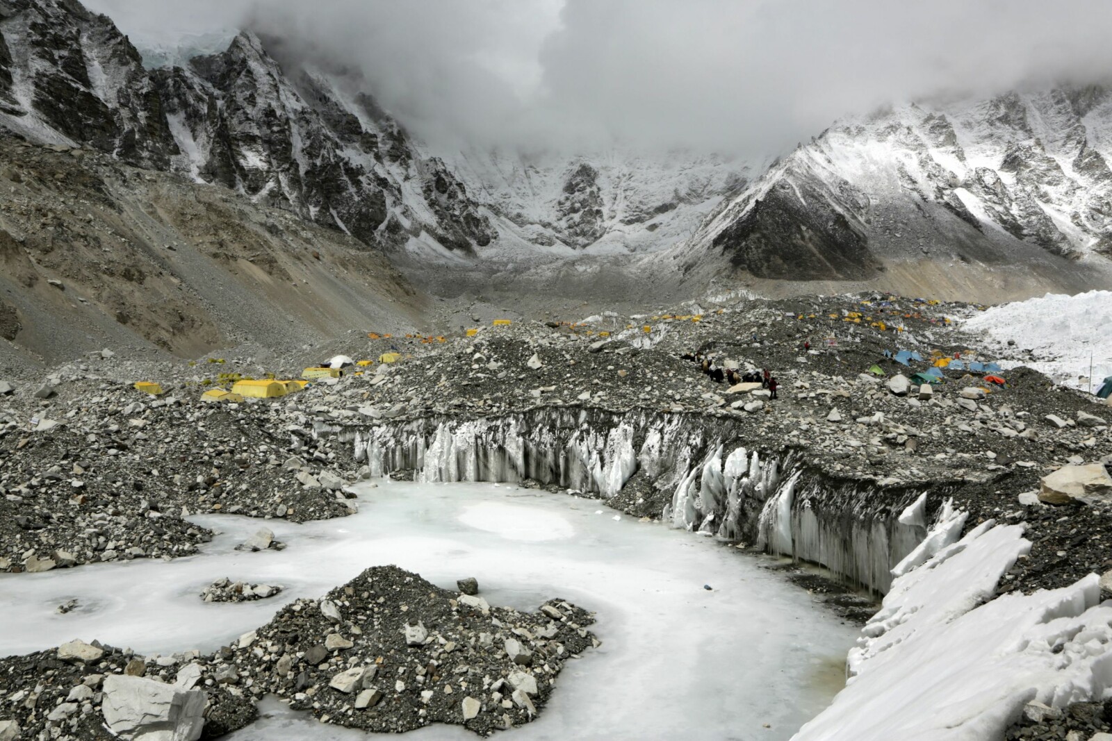 <b>SNØSTORM:</b> Mens uværet herjet på Mount Everest satt støtteapparatet her i Everest Base Camp og ventet på livstegn fra ekspedisjonen til Ron Hall.