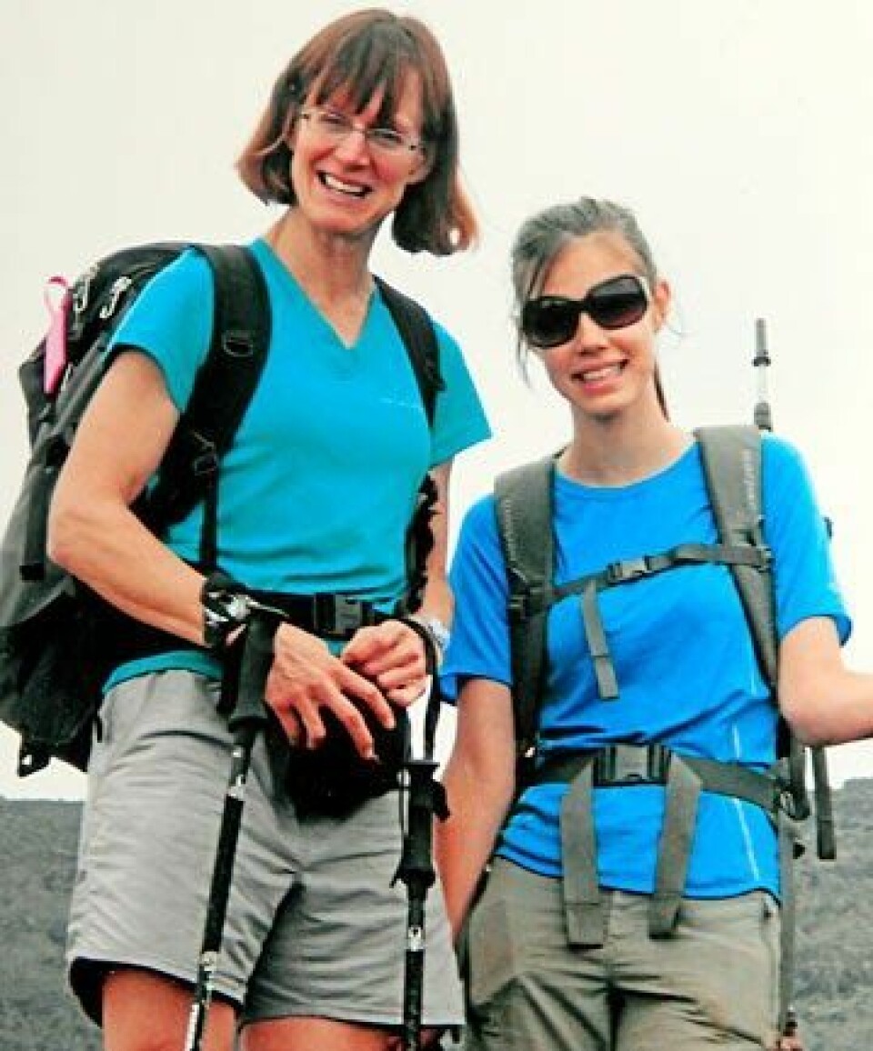 DATTER: En av de siste gangene Jay Arnold (t.v.) var i radiokontakt med ektemannen, snakket de om datteren de snart skulle få. Hall ønsket at de skulle døpe henne Sarah. Det var et ønske Jay Arnold oppfylte.