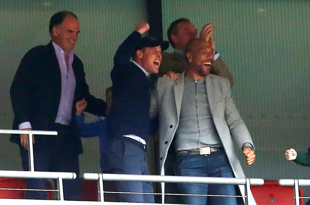 VILL, VILLERE, VILLA!:Jubelen sto i taket da kampen ble avblåst, og det var klart at prins Williams favorittlag Aston Villa rykket opp. Her med Aston Villas tidligere stjerne John Carew.