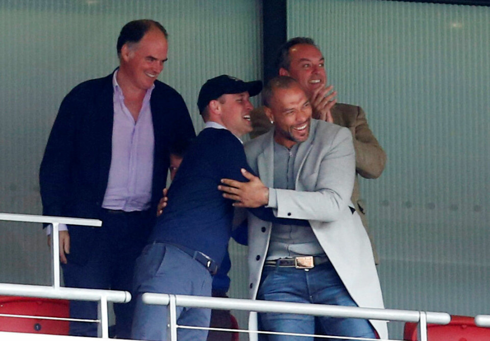 FORNØYDE: Da seieren var i boks, var det prins William som tok initiativ til en god klem med John Carew.
