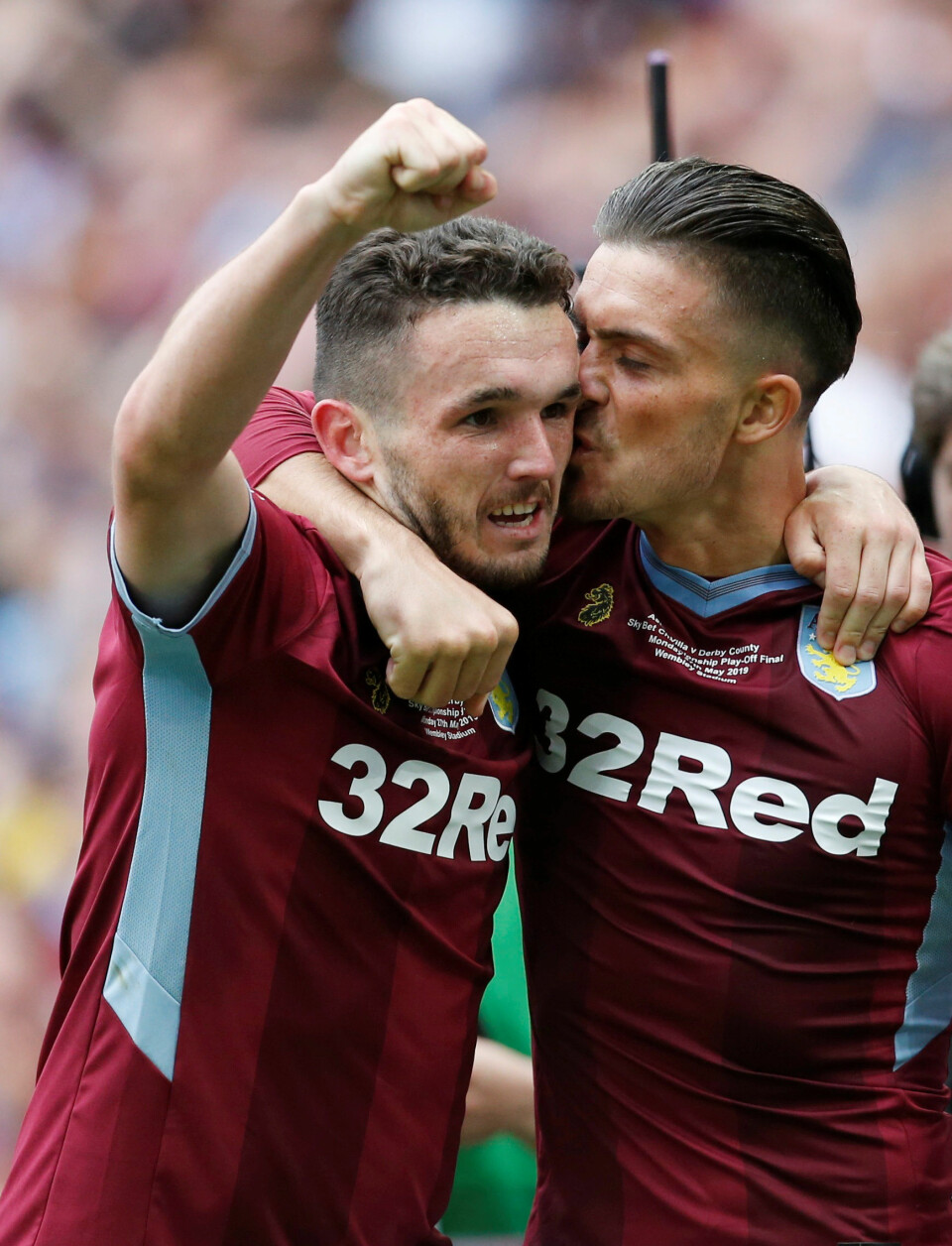 SÅÅÅ GLADE: John McGinn (t.v.) jubler etter å ha scoret Aston Villas andre mål for kvelden og får et gratulasjonskyss av lagkameraten Jack Grealish.