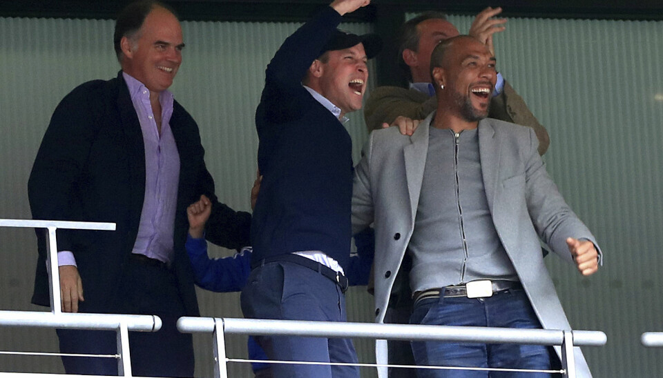 Full jubel på fotballtribunen: Prins William kastet seg rundt halsen på John Carew