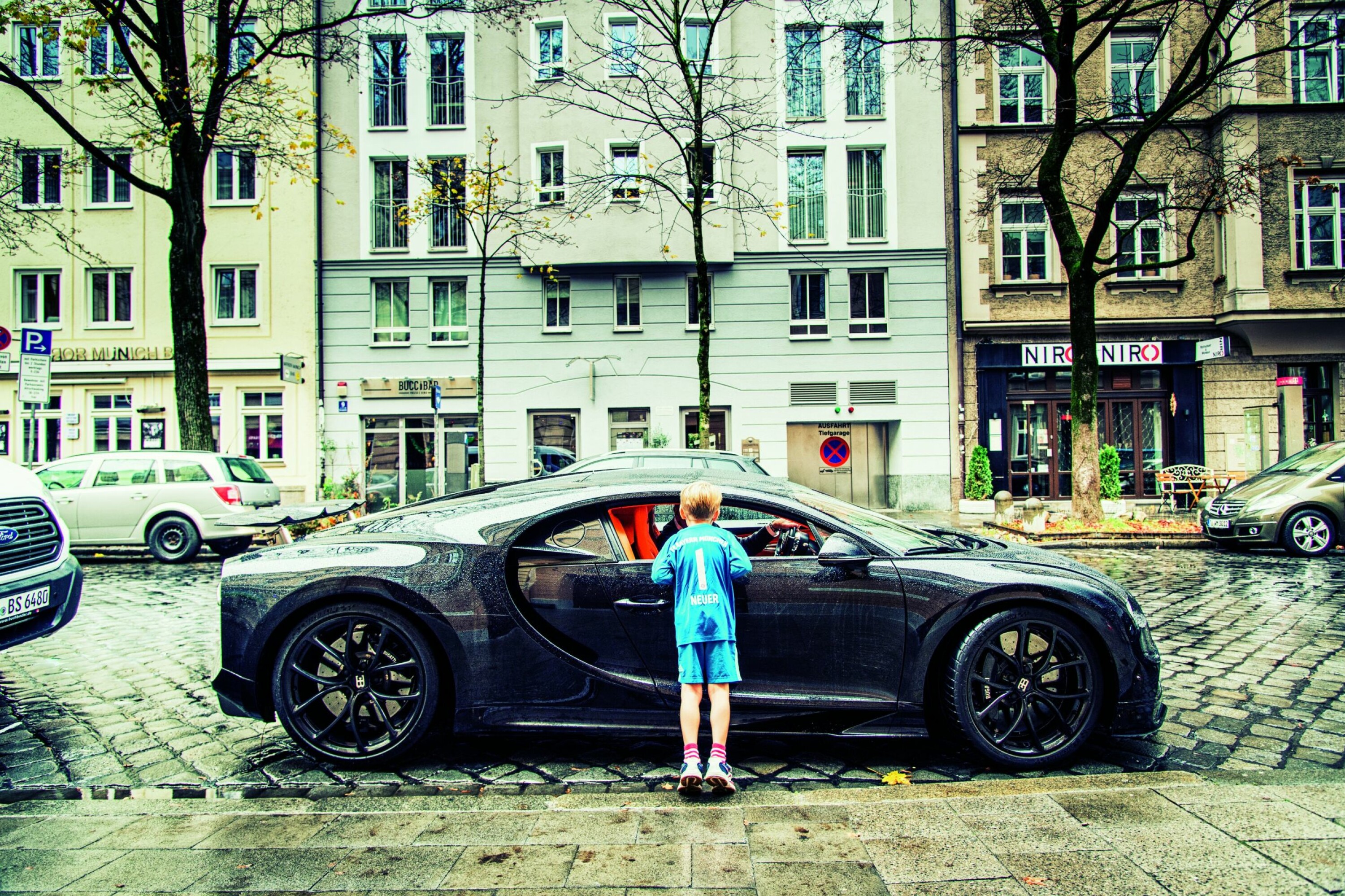 GUTTEDRØM: «Når jeg blir stor og tar over for Manuel Neuer, skal jeg også kjøpe en slik. Men den skal være rød.»