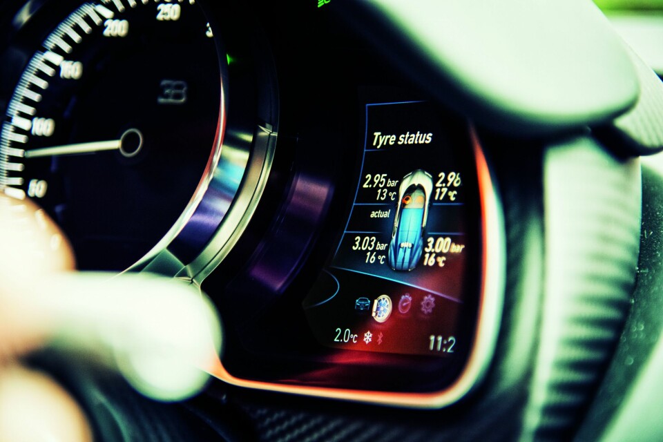 BLÅTT TIL LYST: Den blå bryteren til venstre på rattet er sentral. Flere ganger redder den frontspoileren vår ved å løfte bilen litt. På autobahn legger den Chiron nærmere asfalten, og etter midnatt slipper den villdyret løs.