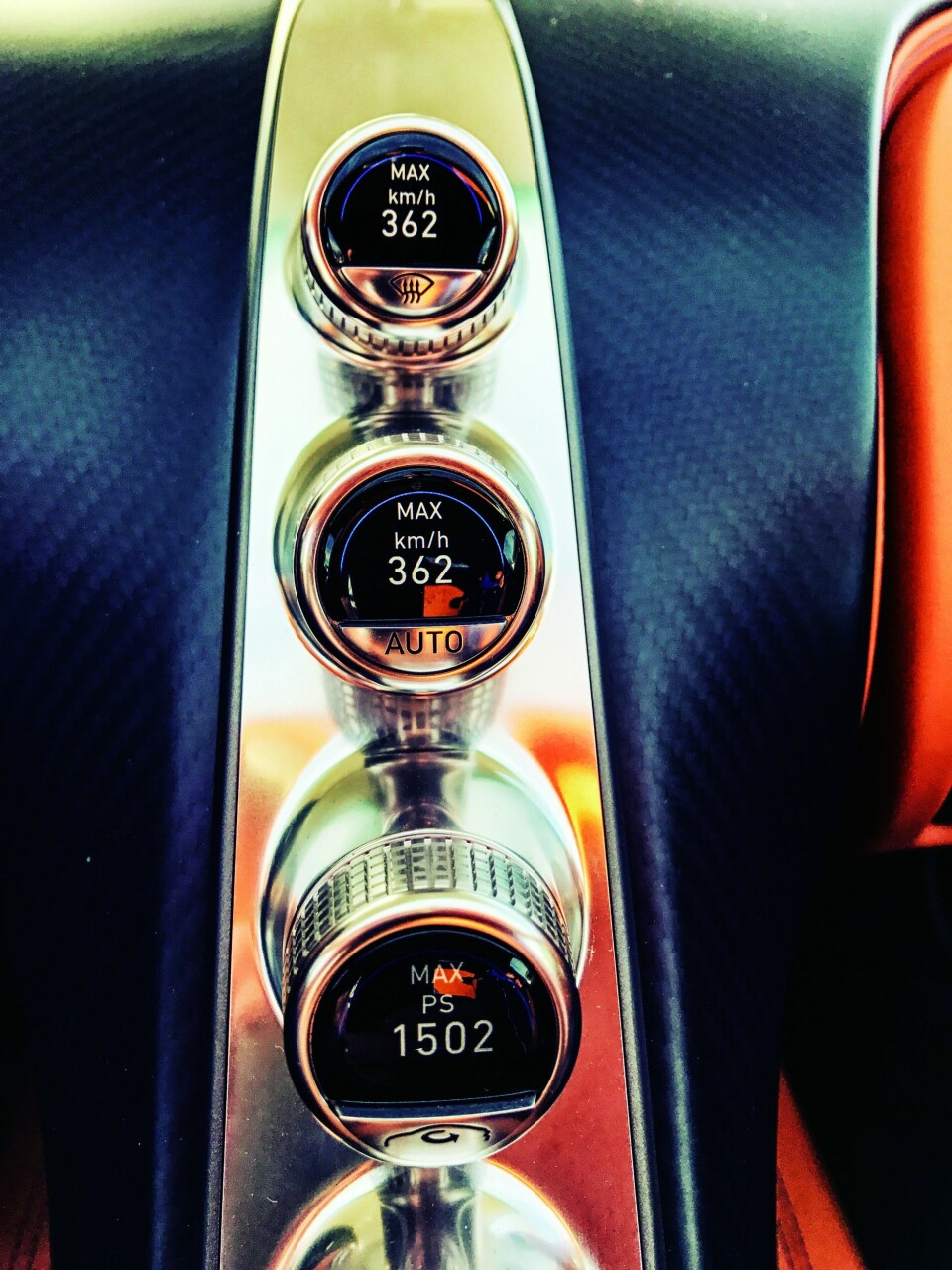 MINIMALISTISK: Betjeningen i cockpit minner til tider mer om kunst enn instrumenter. Men kunsten er begripelig og fungerer.