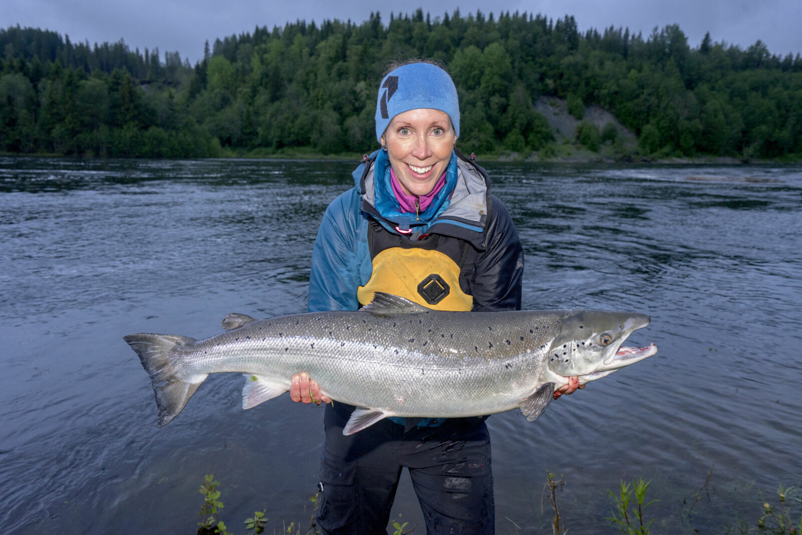 <b>FISKEGLEDE:</b> Anne Karen viser stolt fram sin aller første villaks på 7.9 kg – tatt under harlingfiske i Sanddøla.