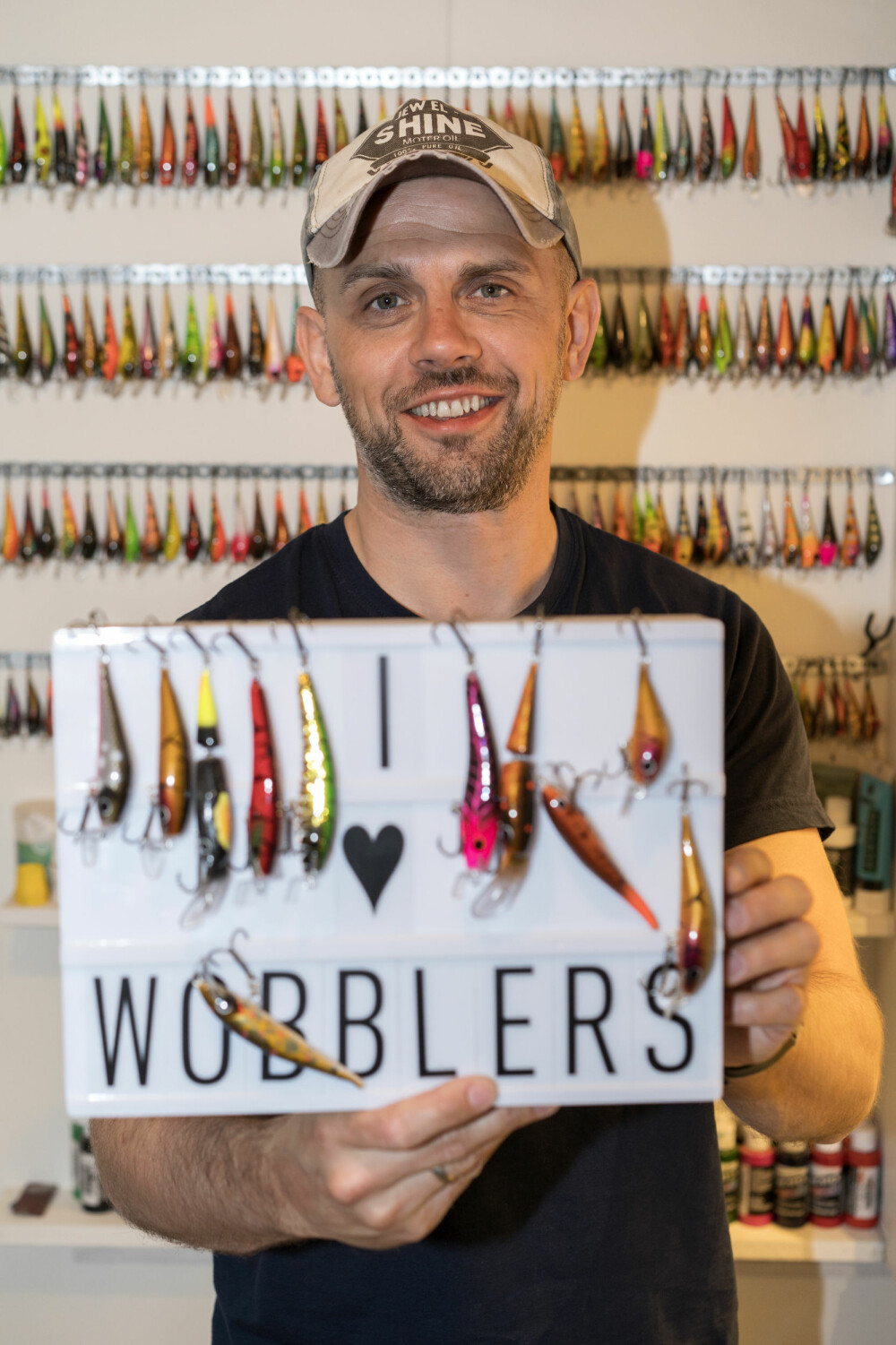 <b>WOBBLERMAKEREN:</b> Benny Jørum-Wahl produserer ca. 1000 håndlagde BeWa-wobblere i året.