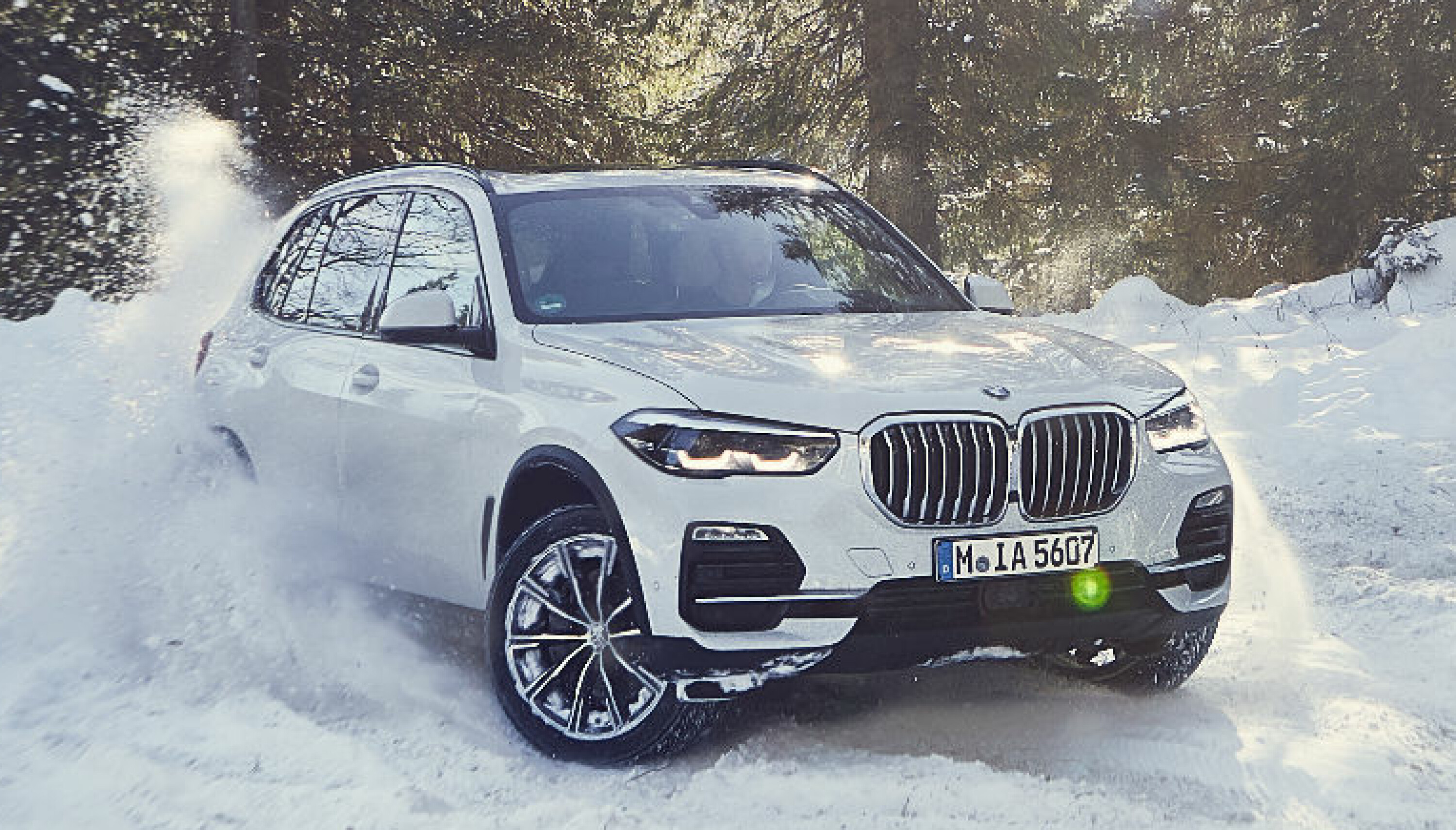 REKKESEKSER: Plug in-versjonen av nye X5 kommer med sekssylindret bensinmotor.