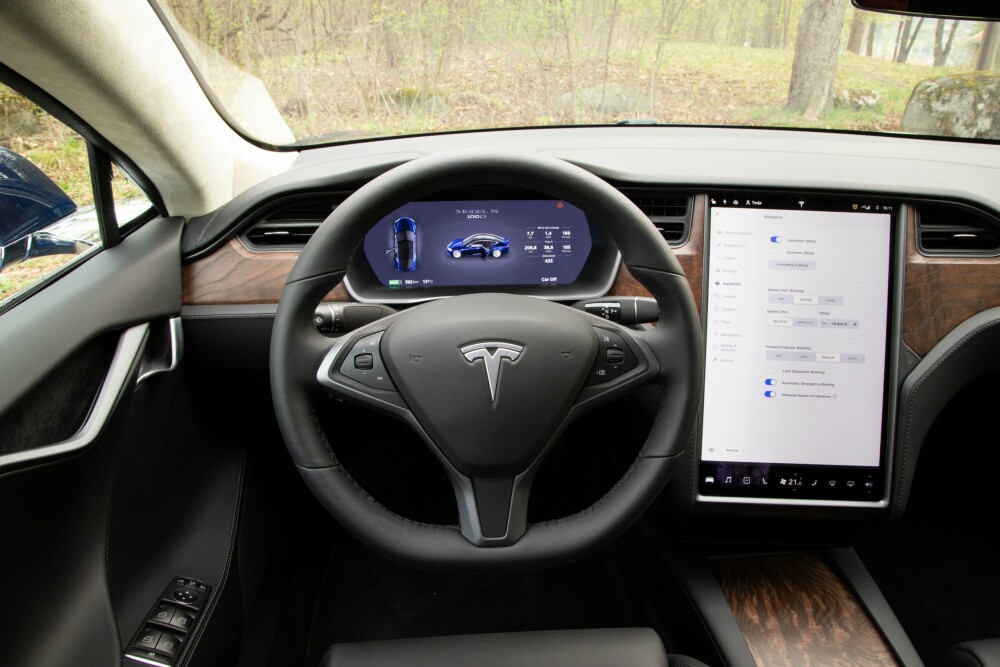 <b><SPAN CLASS=BOLD><STRONG>OVERSIKT:</b></strong></span> Man blir raskt vant til den svære skjermen i Tesla Model S.