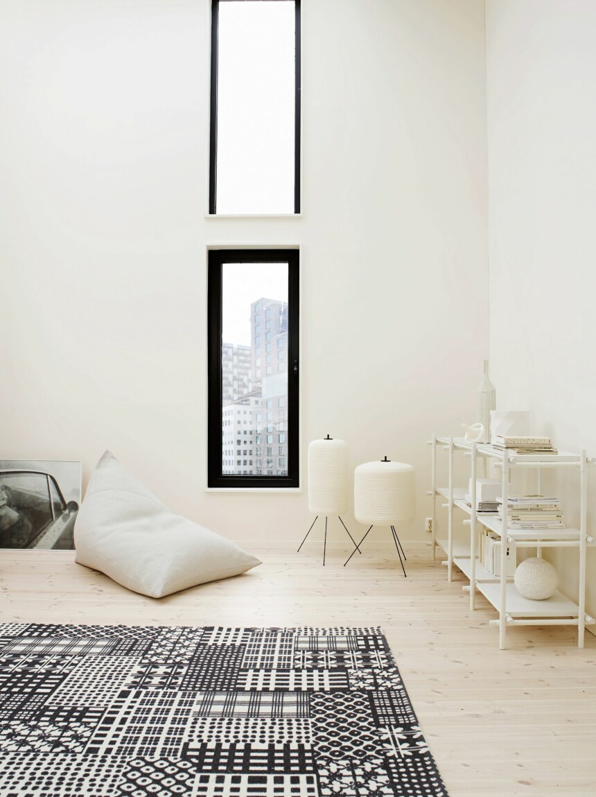 Fortetting av byen og økte energikrav er to forhold som skaper problemer for dagslys i bolig. For å minke varmetap blir vinduene mindre og veggene tykkere, som igjen hindrer lysinnslipp. Nærliggende bygg vil kaste skygge på dine vinduer og senke dagslysfaktoren hos deg. For å motvirke dårlig dagslys bør du velge lyse farger på indre flater og møblere nær vinduene. Her er veggene malt i nyansen 1001 Egghvit fra Jotun.