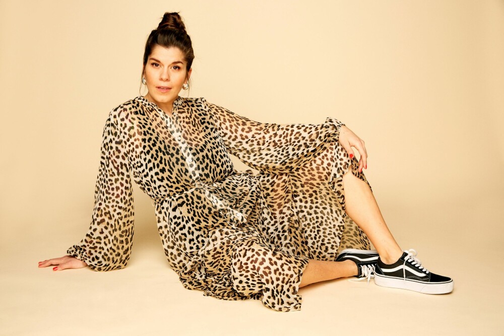 En langermet slækk kjole i leopardmønster kombinert med Vans. Kult og comfy!