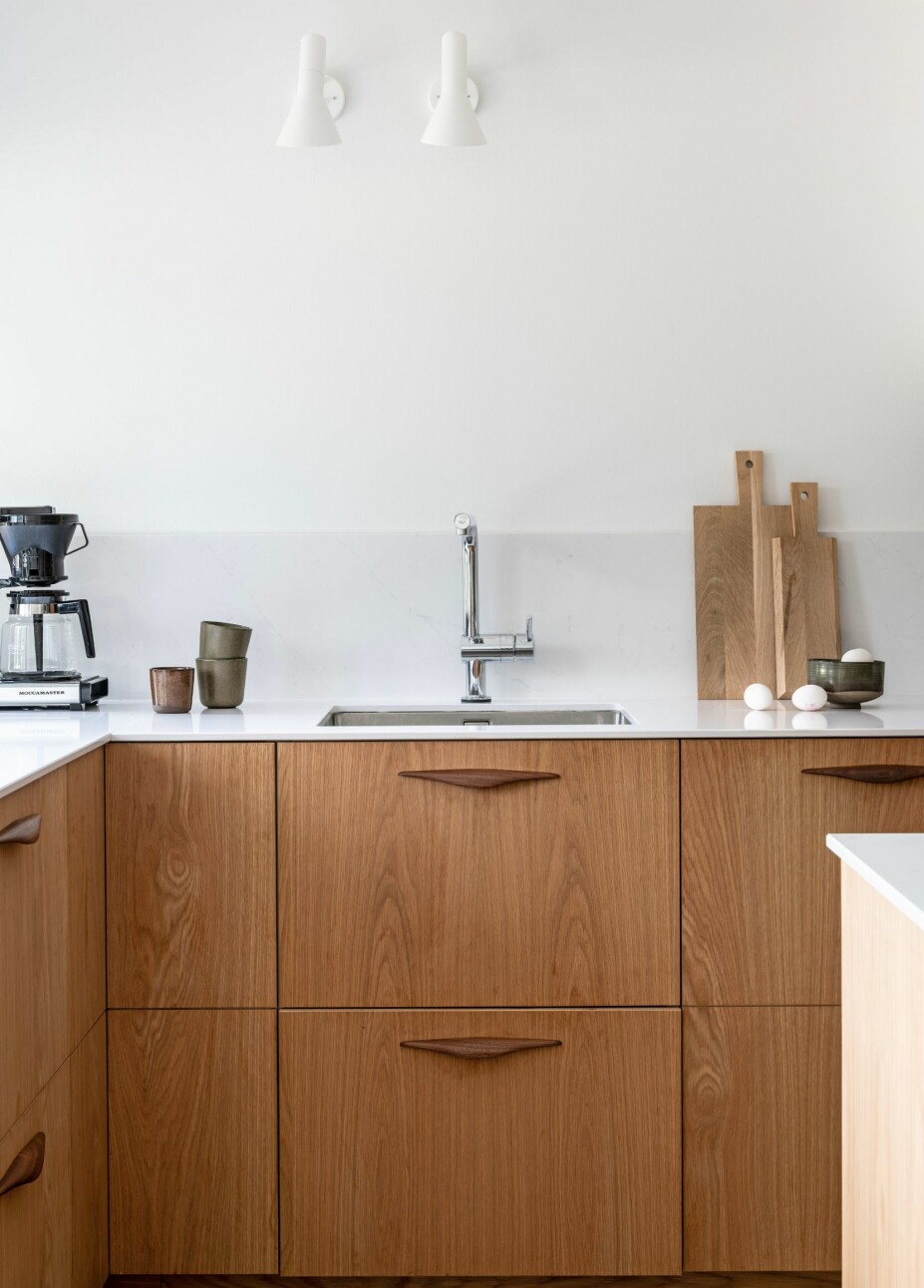MANGFOLD: Skrogene er fra Ikea, mens frontene er laget av Nytt Prosjekt. Benkeplaten i hvit Silestone er fra Allstein. Vegglampene er fra Louis Poulsen. MANGFOLD: Skrogene er fra Ikea, mens frontene er laget av Nytt Prosjekt. Benkeplaten i hvit Silestone er fra Allstein. Vegglampene er fra Louis Poulsen.
