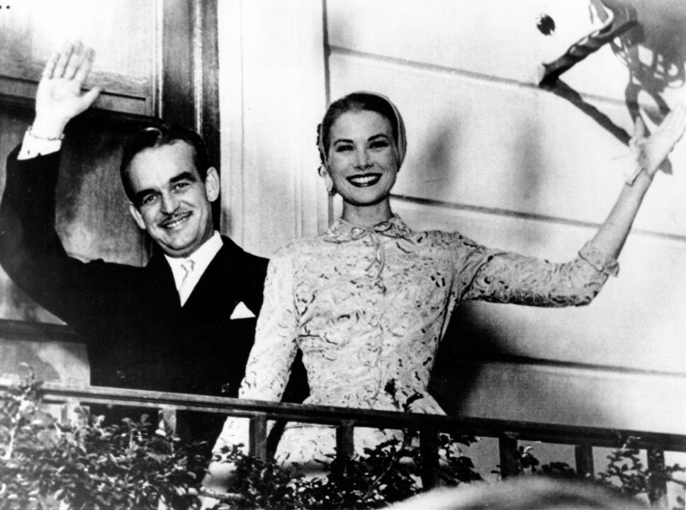 <b>NYDELIGE:</b> Fyrst Rainier III og fyrstinne Grace vinker fra balkongen da de giftet seg 18. april 1956. Filmstjernen er ikledd en nydelig brokadekjole som til forveksling ligner på den barnebarnet Charlotte Casiraghi valgte i sin egen vielse.