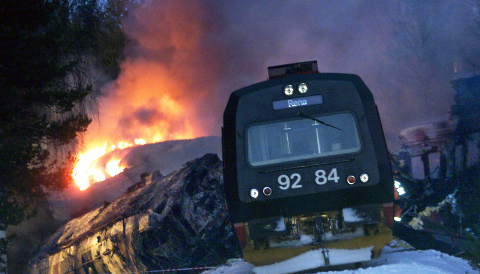 <b>ÅSTA-ULYKKEN:</b> 19 personer omkom, og togene sto i lys lue etter ulykken.