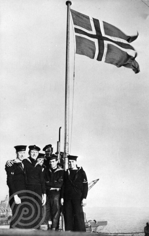 <b>FEIRET SENKING:</b> Et knippe av mannskapet på jageren «Stord» heiser flagget dagen etter senkingen av den tyske krysseren Scharnhorst ved Nordkapp.