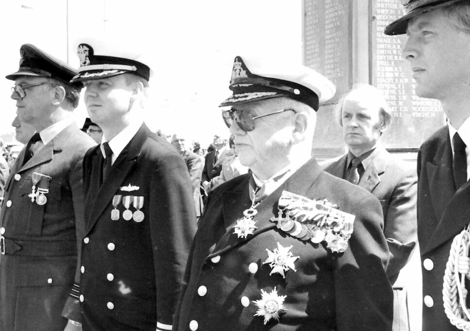 <b>HEDRET I INN- OG UTLAND:</b> Viseadmiral Storheill (nr. 3 fra venstre) ble æret med krigskorset med sverd i Norge, og andre utmerkelser fra en rekke land (se ramme). 