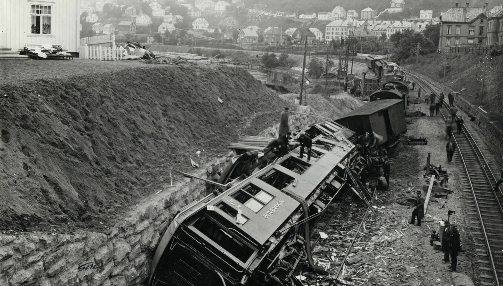 <b>NORGES FØRSTE ALVORLIGE TOGULYKKE:</b> I dette togsettet døde seks av de prominente gjestene etter åpningen av Dovrebanen i 1921.