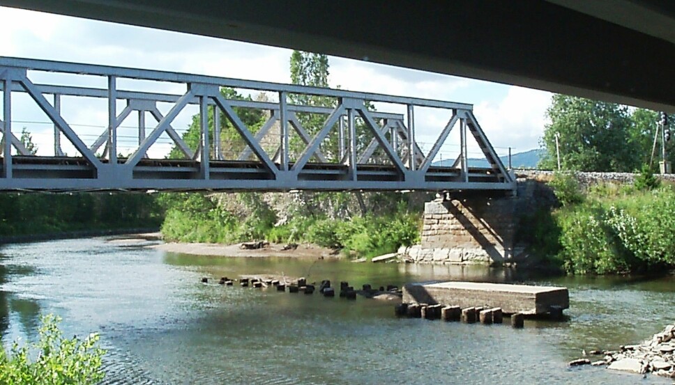 <b>NY BRO:</b> Norges verste togulykke, målt i antall liv, skjedde her ved Jørstad bro i Snåsa. Jernbanebroen var sprengt i en sabotasjeaksjon. 78 tyske soldater og to norske jernbaneansatte omkom da et togsett kjørte seg ned i elven.