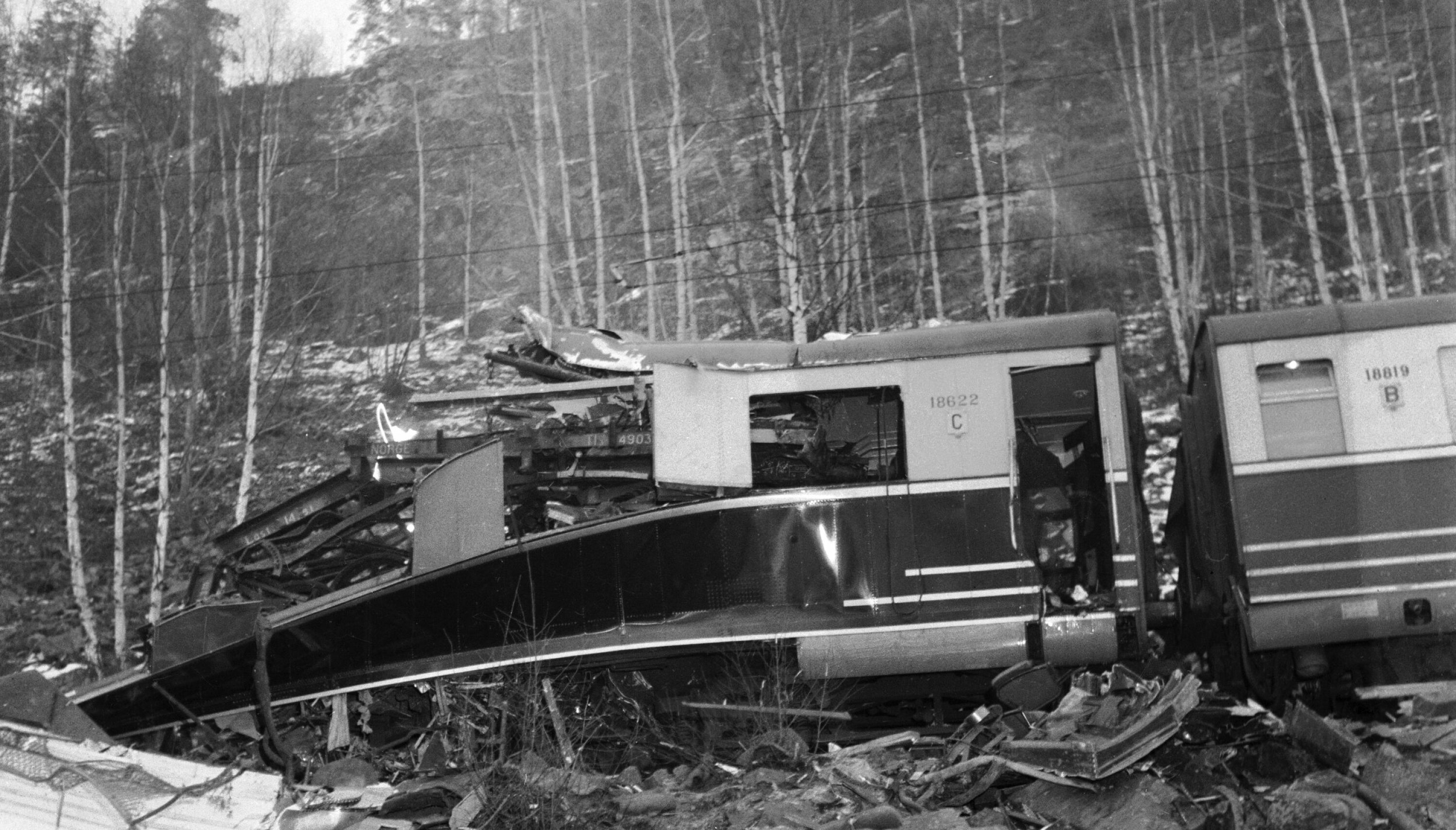 HJUKSEBØ-ULYKKEN: Sørlandsekspressen på vei fra Nordagutu kolliderte med fire godsvogner som uten lokomotiv og bremser raste ned den bratte hellingen fra Hjuksebø stasjon. 14 mennesker omkom og 9 ble skadet. Her fra ulykkesstedet, er opprydning