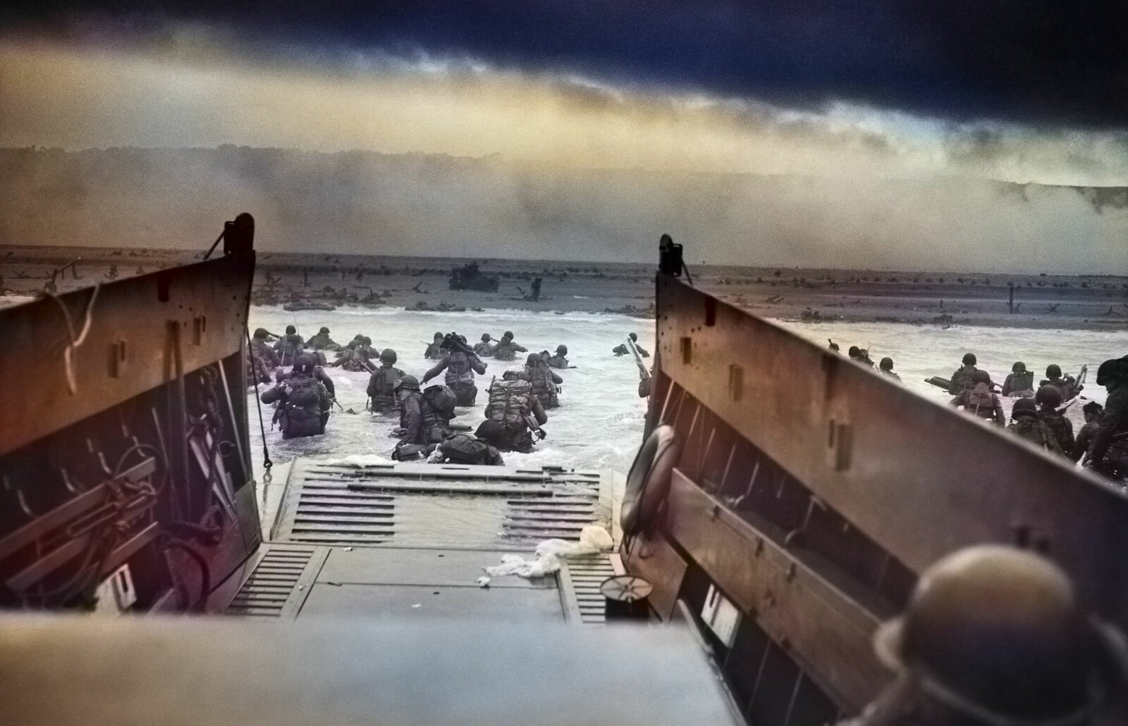 <b>INN I DØDENS GAP:</b> Den 20 år gamle kystvaktoffiseren Robert F. Sargent tok dette ikoniske bildet fra et av landgangs­fartøyene ved Omaha Beach på D-dagen. 