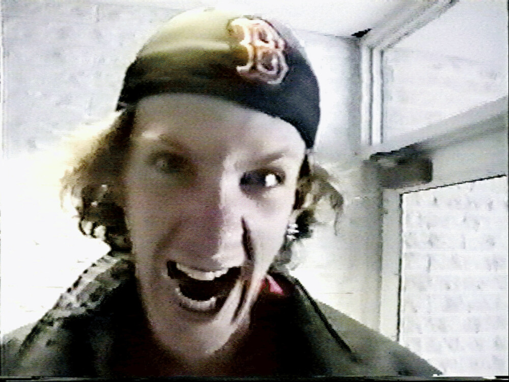 <b>LAGDE VIDEOER:</b> I desember 1998 laget Harris og Klebold (bildet) videoen Hitmen for Hire (Leiemordere). I videoen blåser de seg opp og forsøker å gjøre seg tøffe og truende. 