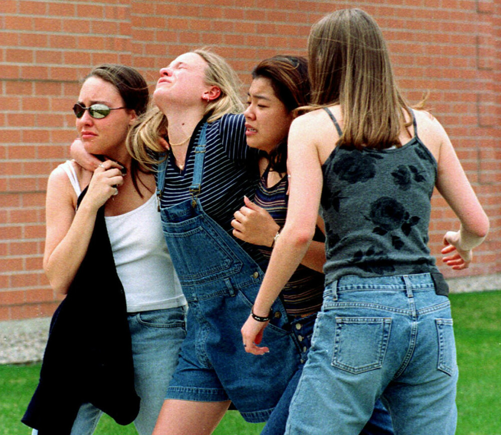 <b>FLYKTET:</b> Studenter ved Columbine High School blir evakuert fra skolen der drapsmennene startet sin planlagte Jugdement day ved 11-tiden, 20. april 1999. 