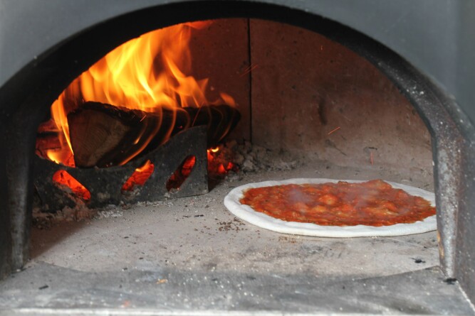 <b>STEKING AV PIZZA: </b>Den ultimate og for mange den eneste ekte måten å steke pizza er i en vedfyrt pizzaovn på over 500 grader. Her steker pizzaen på 60–90 sekunder og like godt fra undersiden som oversiden. Har du en slik ovn, må du påse at det alltid er et godt bål inne i ovnen og at flammene dekker minst halve taket. Følg godt med og snu pizzaen hele tiden.