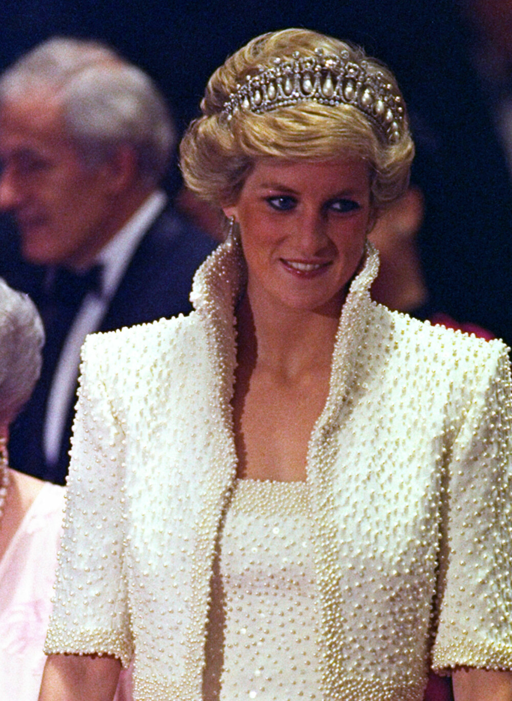 VAKKER GAVE: Diana fikk den fantastiske tiaraen i bryllupsgave av dronning Elizabeth i 1981. Her bærer hun den under et offisielt besøk i Hongkong i 1992.