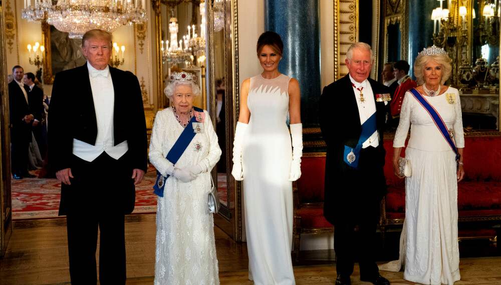 PÅ BESØK I STORBRITANNIA: Donald Trump med familie og stab gjester denne uken Storbritannia. Her ser vi ham og kona Melania sammen med dronning Elizabeth II, prins Charles og hertuginne Camilla av Cornwall under gallamiddagen mandag kveld.