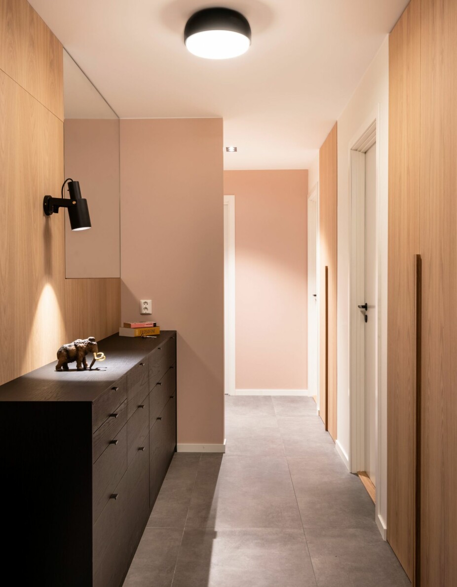 HALVVEGG: Den markerer entréen og sørger for at blikket ikke stanser i døren til toalettet i motsatt ende. Gulvflisene Glocal er fra Mirage, Fagflis. Veggfargen er Deco Pink fra Jotun. En svartbeiset kommode med seksten skuffer sørger for tilstrekkelig oppbevaringsplass, og fungerer dessuten som en slags hylel man kan legge ting på. Vegglampen Volume 2 er fra Rubn, plafonden Over Me er fra Northern. HALVVEGG: Den markerer entréen og sørger for at blikket ikke stanser i døren til toalettet i motsatt ende. Gulvflisene Glocal er fra Mirage, Fagflis. Veggfargen er Deco Pink fra Jotun. En svartbeiset kommode med seksten skuffer sørger for tilstrekkelig oppbevaringsplass, og fungerer dessuten som en slags hylel man kan legge ting på. Vegglampen Volume 2 er fra Rubn, plafonden Over Me er fra Northern.