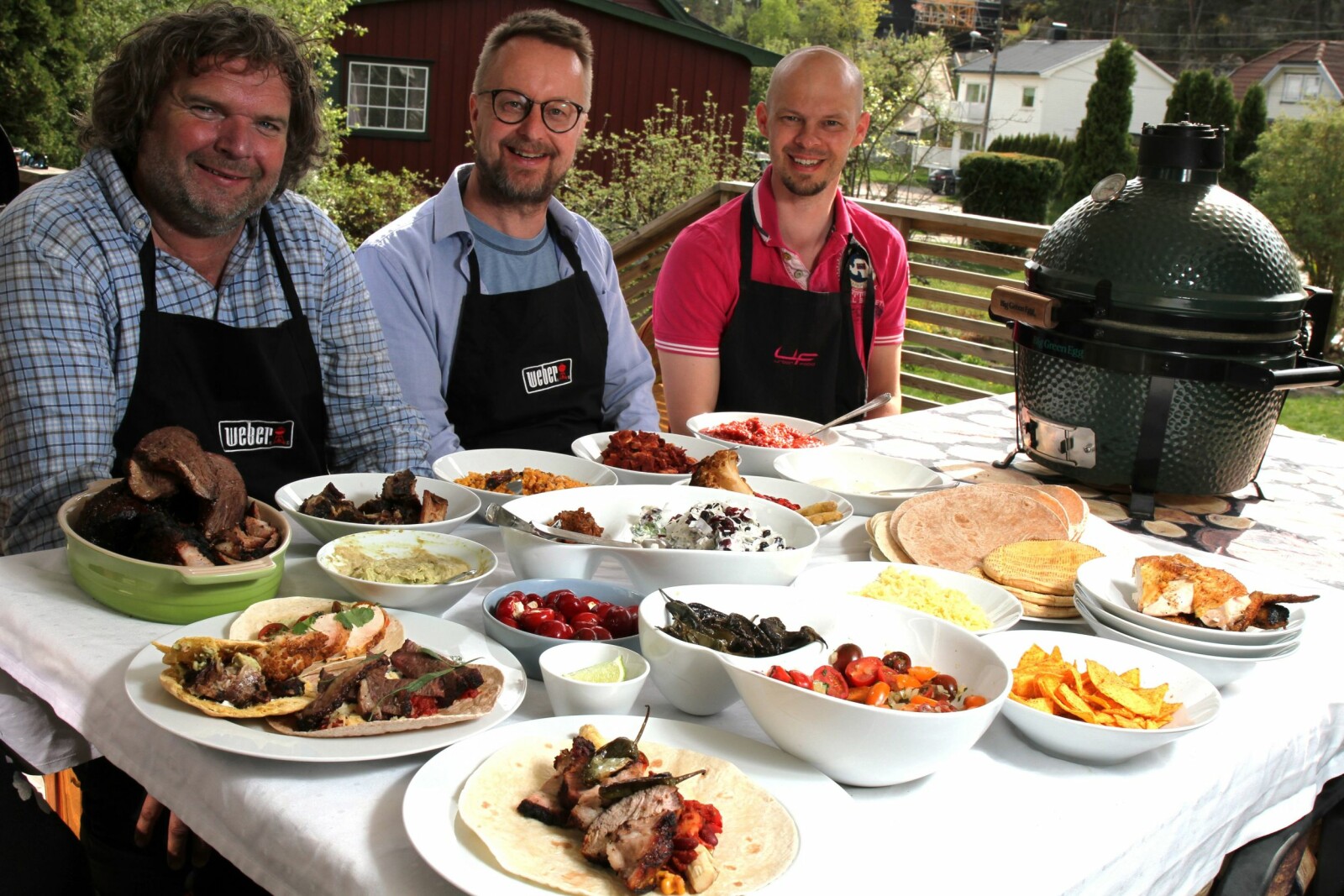 <b>BÅRD OG <BR/>DE BLIDE HJELPERNE:</b> Bård (fra venstre), Sigurd Sollien og Sondre Barlien signerte tidenes tacobuffé på Kråkerøy. <br/>Bård sto muligens for mesteparten av jobben.
