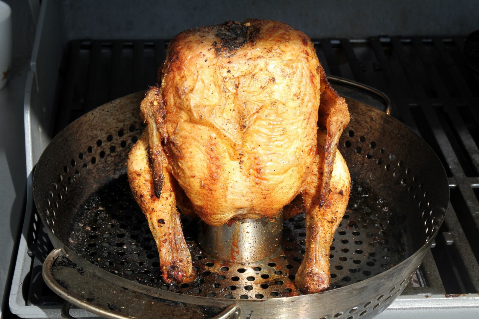 <b>UTSTYRSFREAK:</b> Det fins stativ for å grille kylling på alle kanter, men colaboks gjør også susen.