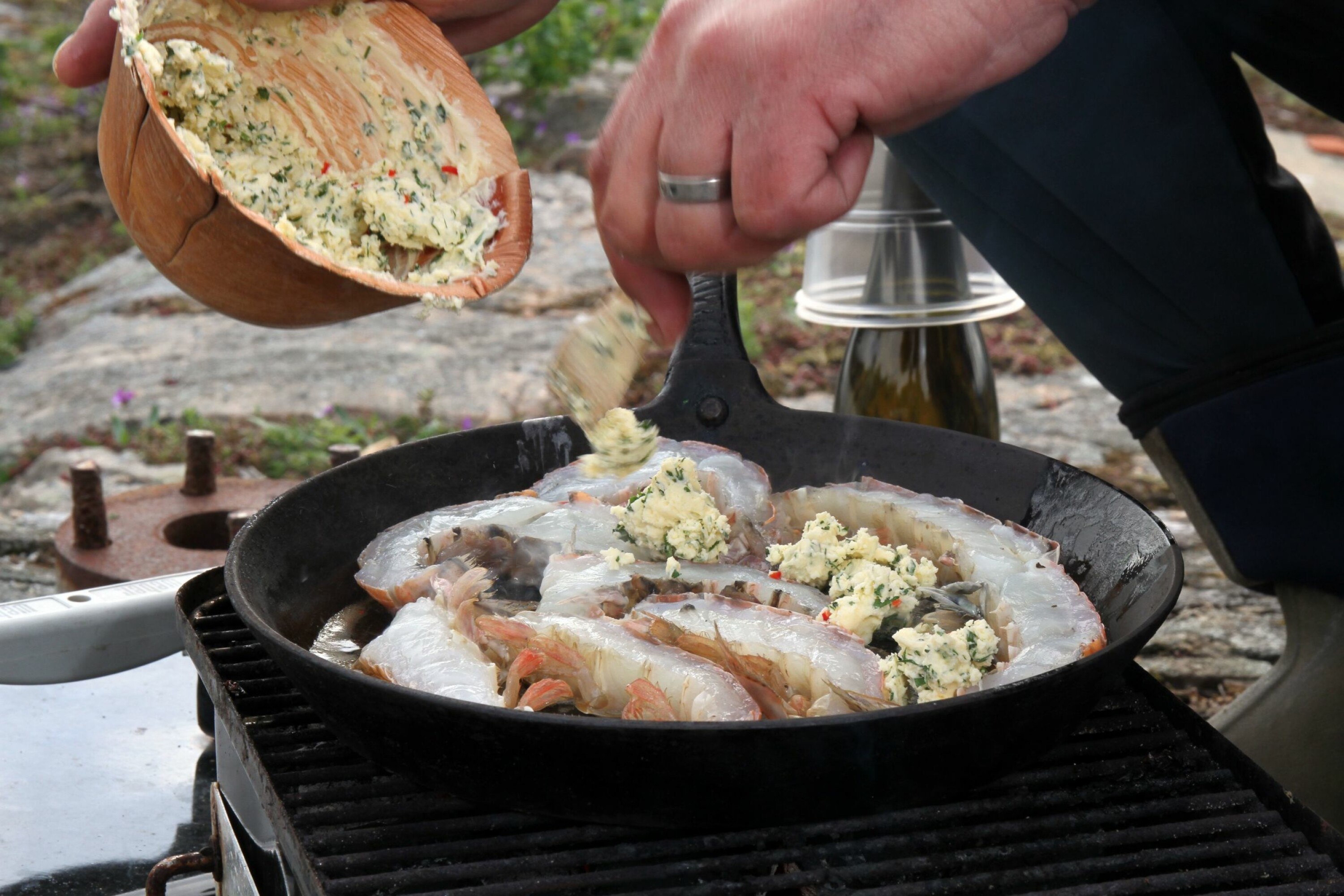 EN KLASSIKER: Sjøkrepsen blir aller best når den bader i kryddersmør. Ja, det er lov å bruke stekepanne på grillen.