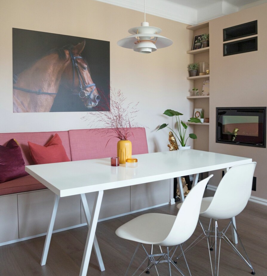NY SPISESONE: Spisesonen på det nye kjøkkenet er blitt et trivelig hjørne med sofa, peis og integrerte hyller. Sofabenken er laget av kjøkkenskap fra Ikea, mens de rosa putene er sydd på mål hos skredder. Spisebord, stoler og lampe hadde eierne fra før. Bildet på veggen er fra CopyCat. NY SPISESONE: Spisesonen på det nye kjøkkenet er blitt et trivelig hjørne med sofa, peis og integrerte hyller. Sofabenken er laget av kjøkkenskap fra Ikea, mens de rosa putene er sydd på mål hos skredder. Spisebord, stoler og lampe hadde eierne fra før. Bildet på veggen er fra CopyCat.